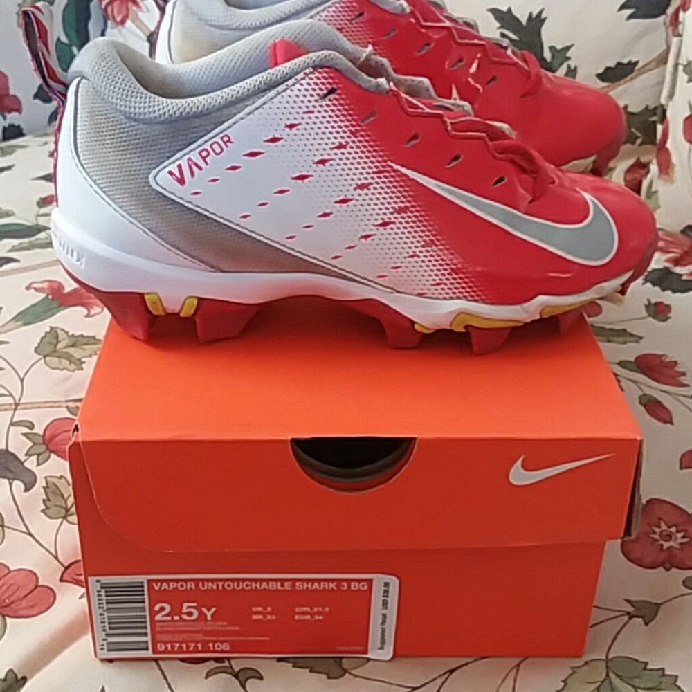 Nike Vapor Untouchable Shark 3 BG cleats. Size 2.5